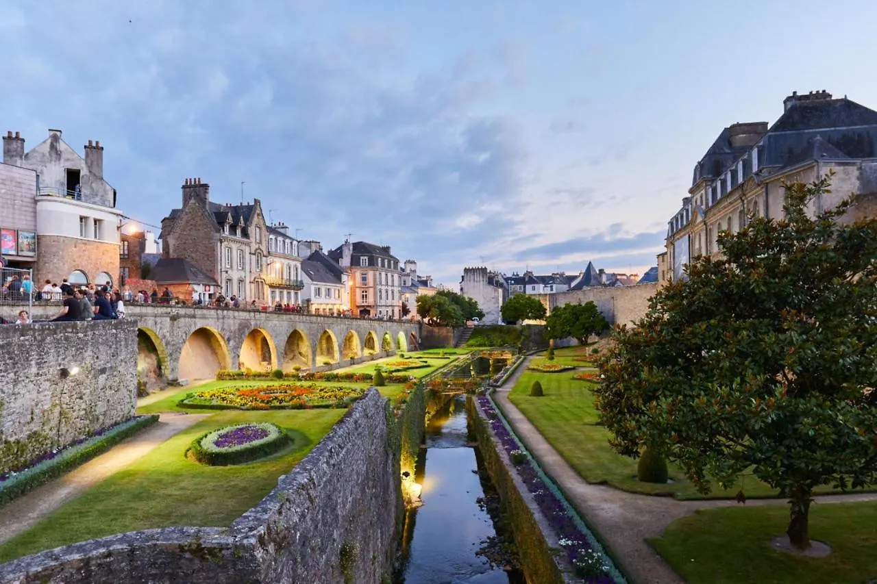 Elegance Et Romantisme Au Coeur De La Ville Situee Sur La Place De Lices - Le Port Vannes Apartment